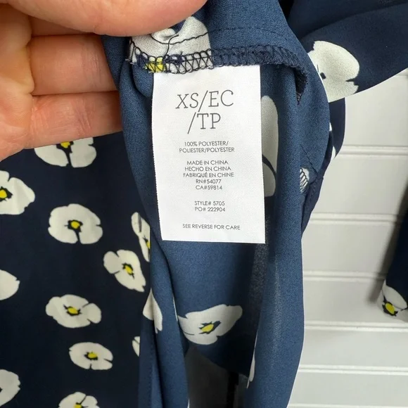 Cabi women’s Go To Button up style, navy & white floral blouse size XS. - Picture 5 of 7